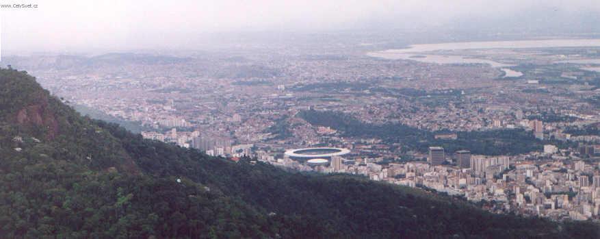 Foto: Braz�lie-pohled na Rio, v pop�ed� nejv�t�� fotbalov� stadion na sv�t� Maracan�