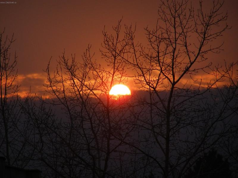 Foto: Ve�ern� obzor.-Z�pad slunce za Kru�n�mi horami.