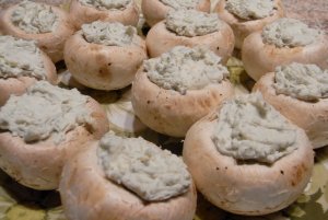 Recept online: Housti�ky s houbovou n�divkou: Lehk� p�edkrm v podob� pe�iva pln�n�ho houbovou sm�s� 