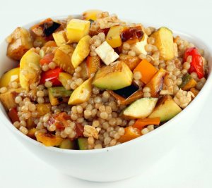 Recept online: Kuskus se zeleninou a krab�m masem: Lehk� zdrav� j�dlo - kombinace kuskusu, zeleniny a krab�ho masa