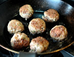 Recept online: Masov� karban�tky po �ecku: Masov� karban�tky s olivami, paprikou a fetou serv�rovan� s ochucen�m sma�en�m p�rkem