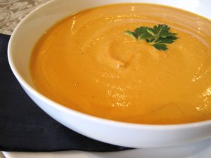 Recept online: Mrkvov� pol�vka na orient�ln� zp�sob: Mixovan� mrkvov� pol�vka s chilli , pomeran�ovou ���vou a z�zvorovou smetanou