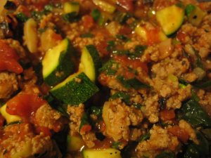 Recept online: Sma�en� kr�t� maso s cuketou: Restovan� kousky kr�t�ho masa ,cukety a cibule, pova�en� ve v�varu, jemn� ko�en�n� kari a kurkumou