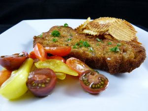 Recept online: Telec� na sal�tu z �erstv� zeleniny: Ope�en� prou�ky telec�ho masa serv�rovan� na sal�tu z �erstv� zeleniny a �ampi�n�