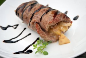 Recept online: Telec� z�vitky na �eck� zp�sob: Telec� pl�tky pln�n� fetou, bylinkami a olivami, osma�en� a podu�en� s raj�aty na b�l�m v�n�