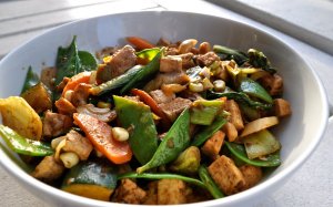 Recept online: Tofu se sma�enou zeleninou: K�upav� restovan� zelenina s tofu ko�en�n� s�jovou a �st�icovou om��kou a sherry