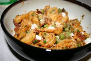Recept online: Tortellini se smetanou, hr�kem a slaninou: Syt� t�stovinov� pokrm se slaninou, hr�kem a smetanovou om��kou, sypan� parmez�nem