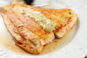 Recept online: Treska s ho��i�nou om��kou a b�l�m v�nem: Kousky ryby v om��ce z v�varu, b�l�ho v�na, smetany a ho��ice