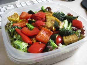 Recept online: Zape�en� zelenina s jemnou om��kou: Zape�en� ko�en�n� raj�ata a cukety s b�lou om��kou