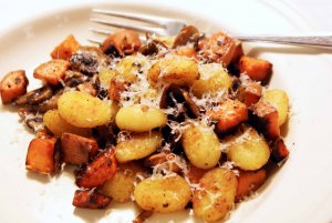 Recept online: Zap�kan� brambory se smetanou a �ampiony: Dozlatova zape�en� pikantn� brambory s vrstvou hub a smetanovou om��kou